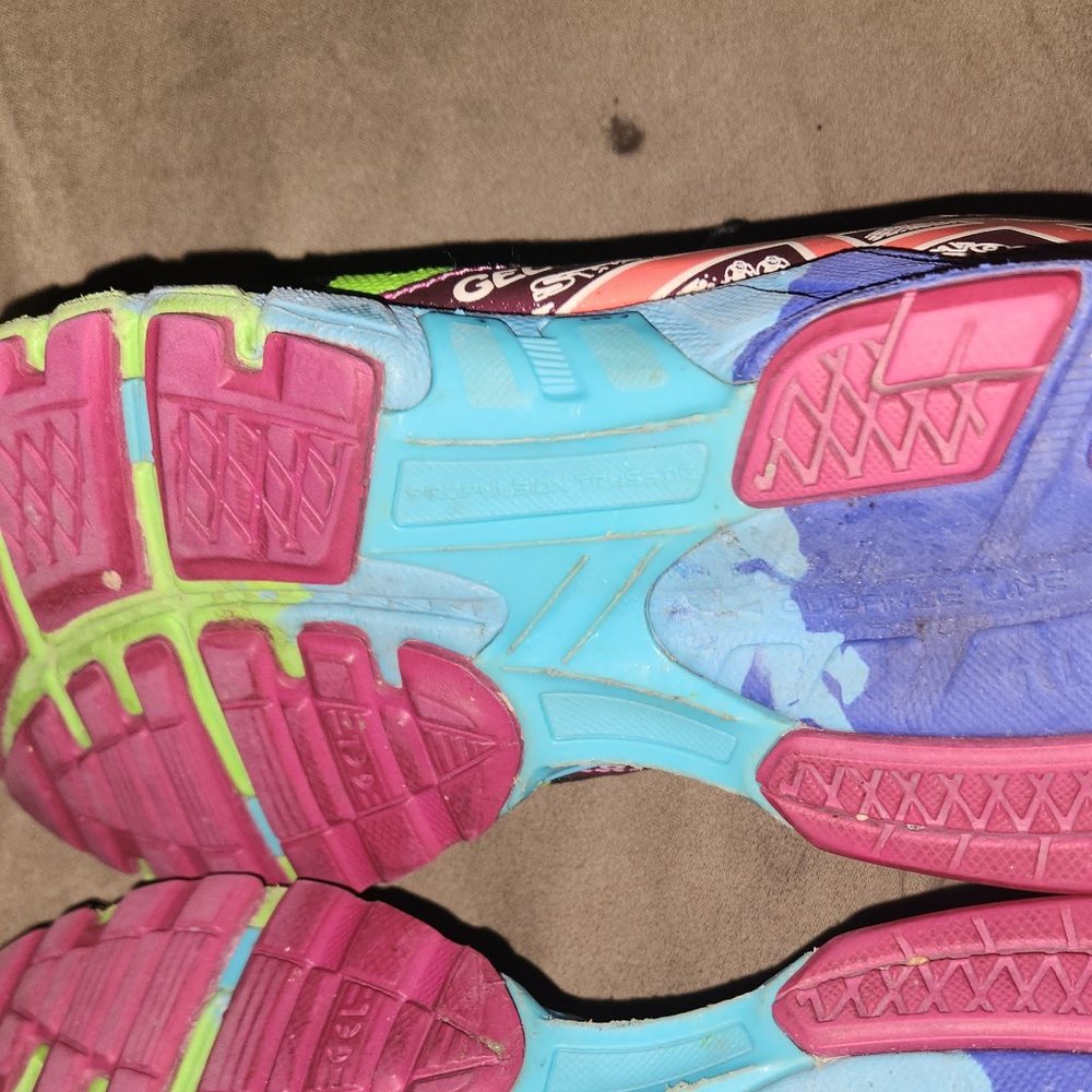 Women's 7.5 Asics gel Noosa